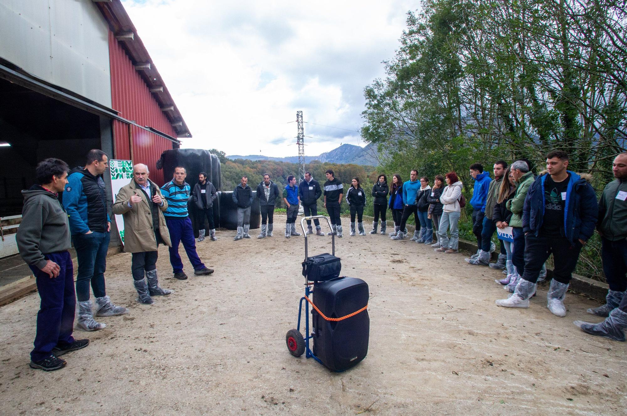 Fotos de la visita a la explotación ganadera de un joven que acaba de instalarse en Gaintza, en el valle de Araitz