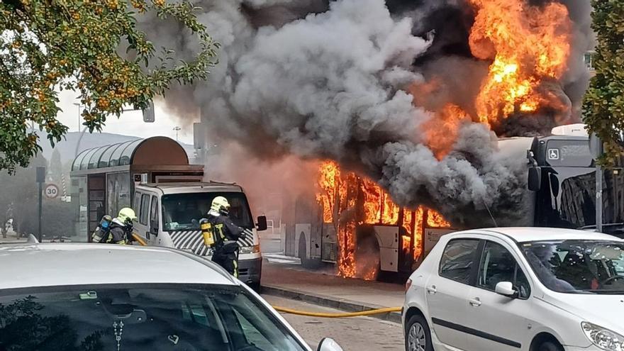Arde una villavesa en el centro de Berriozar