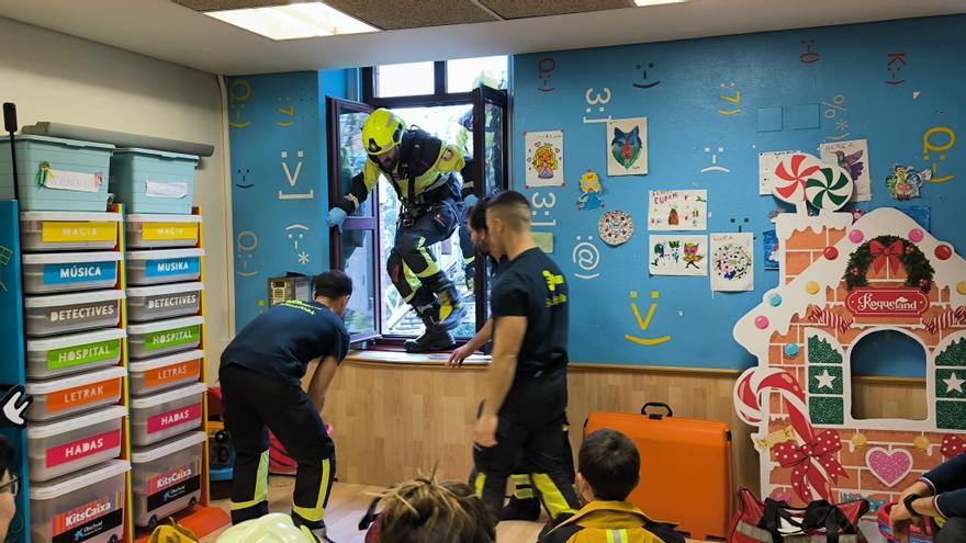 Los bomberos de Bilbao visitan el área de pediatría del Hospital de Basurto