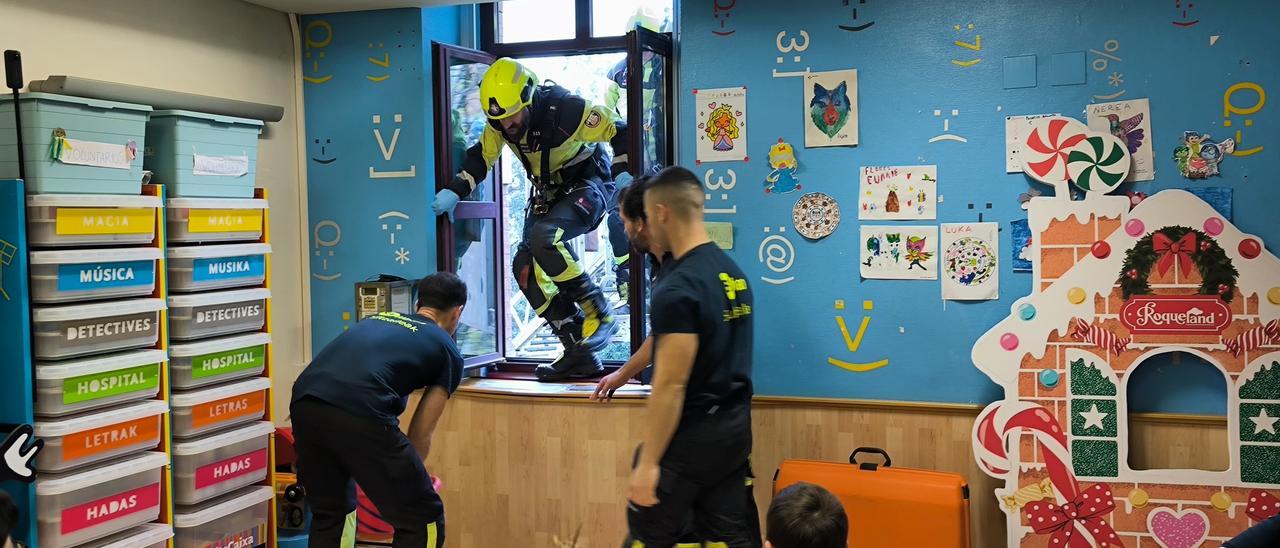 En imágenes: los bomberos de Bilbao visitan el área de pediatría del Hospital de Basurto
