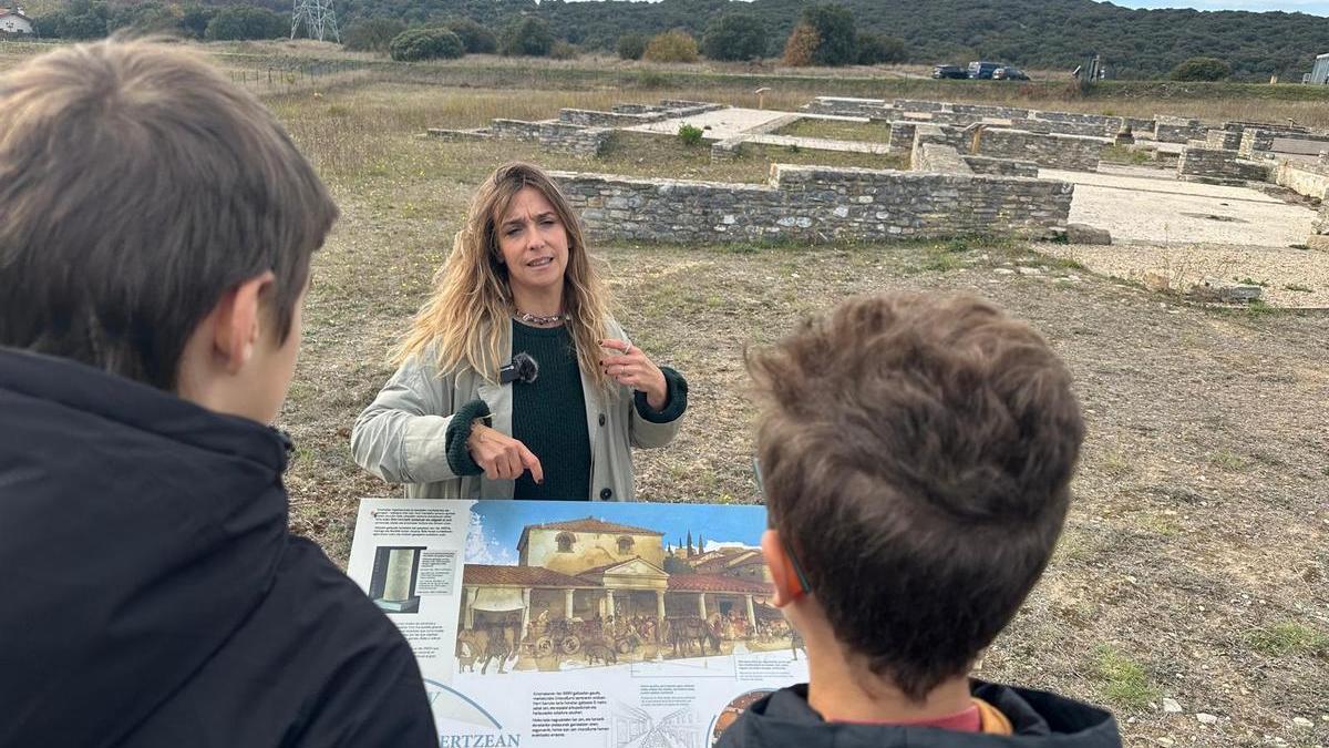 Clase en el museo arqueológico de Iruña-Veleia.