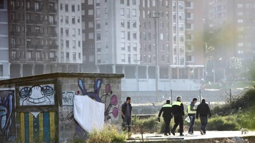Inmigrantes ya integrados en Zorrotzaurre mediaron sin éxito con los jóvenes conflictivos