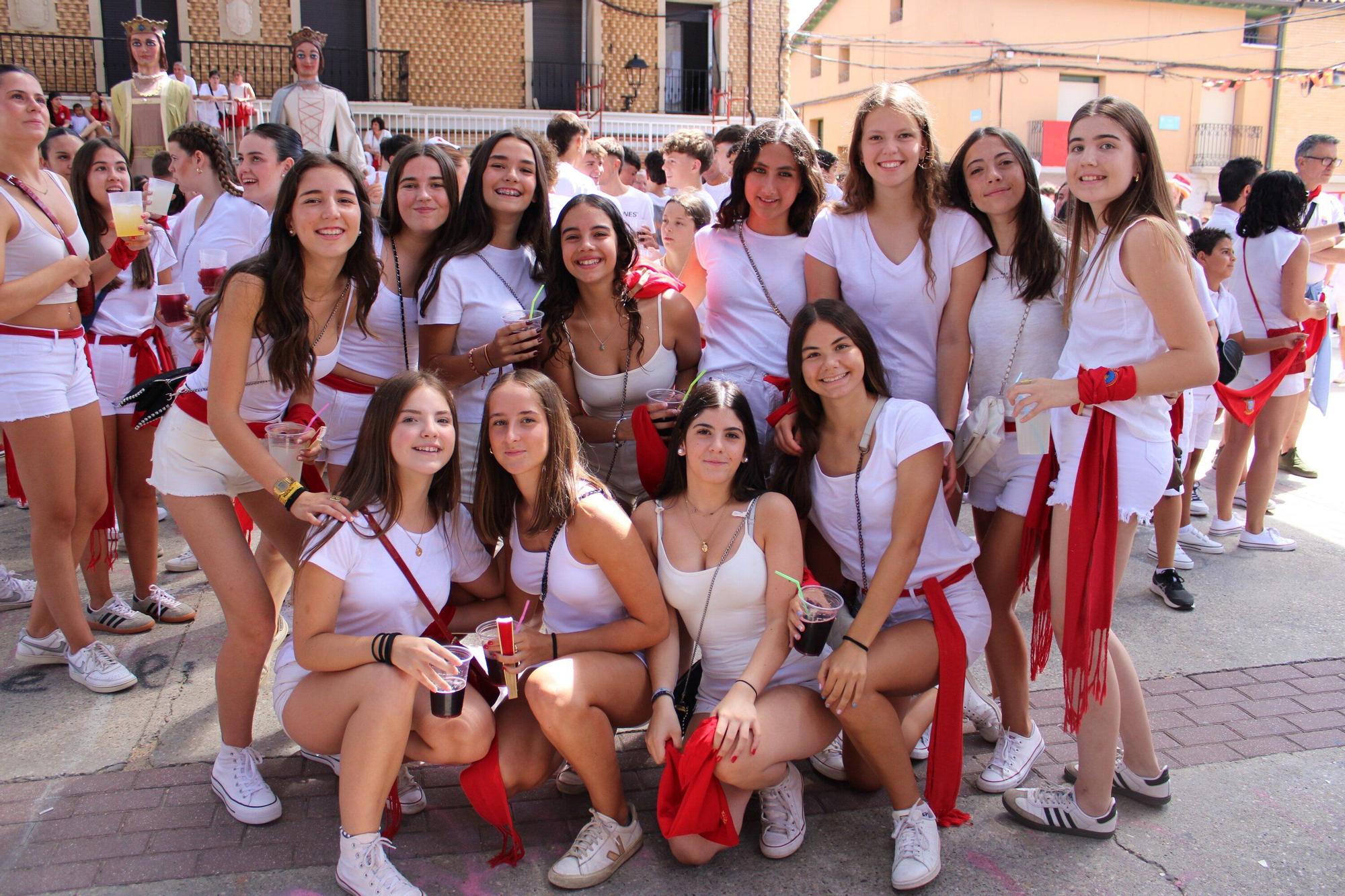 Un grupo de jóvenes cadreitanas, en la plaza de Los Fueros antes del cohete.