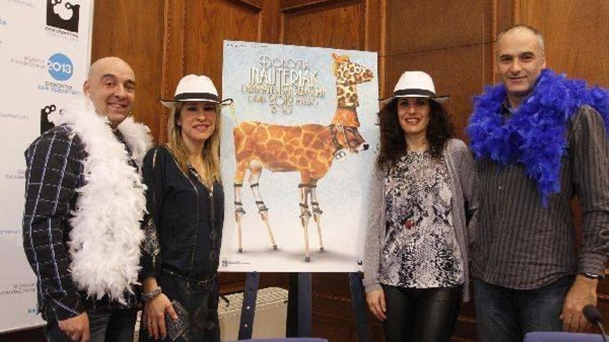 Una vaca convertida en jirafa invita a los donostiarras a participar en el Carnaval