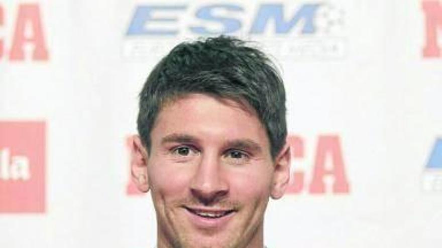 Leo Messi posa con el trofeo de la Bota de Oro.