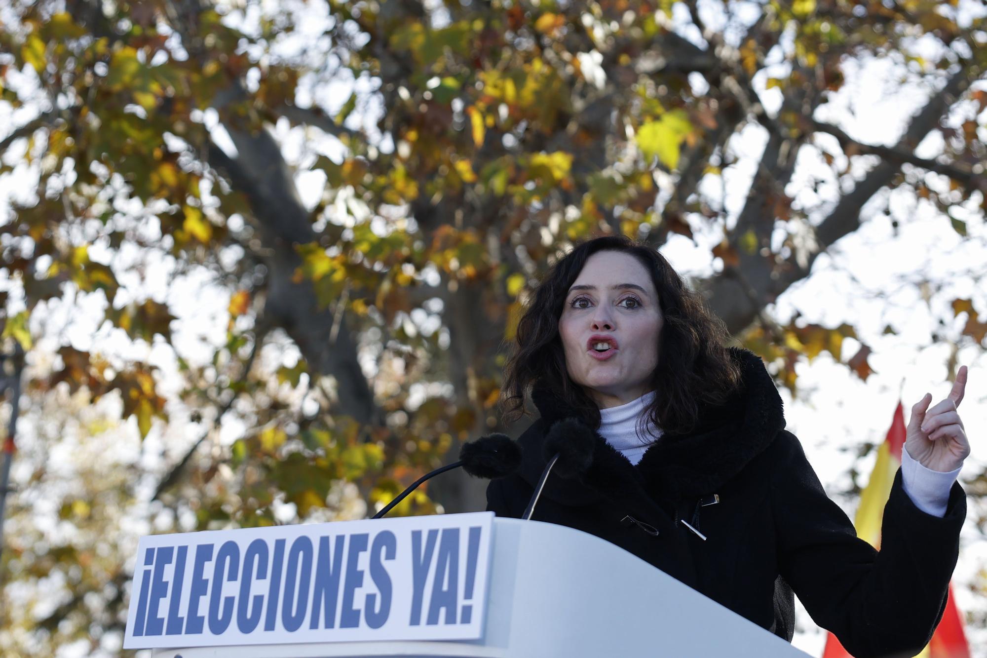 En imágenes: Miles de personas inundan con banderas de España la protesta del PP en Madrid para pedir elecciones anticipadas