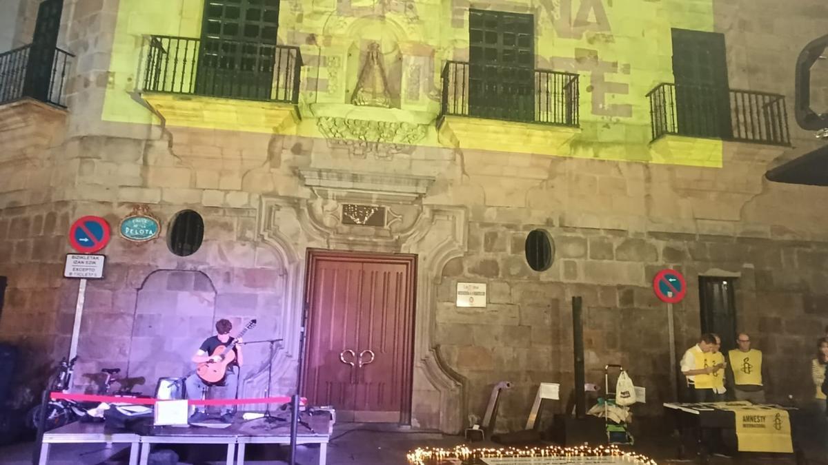 La Bolsa eraikina, argiztatuta.