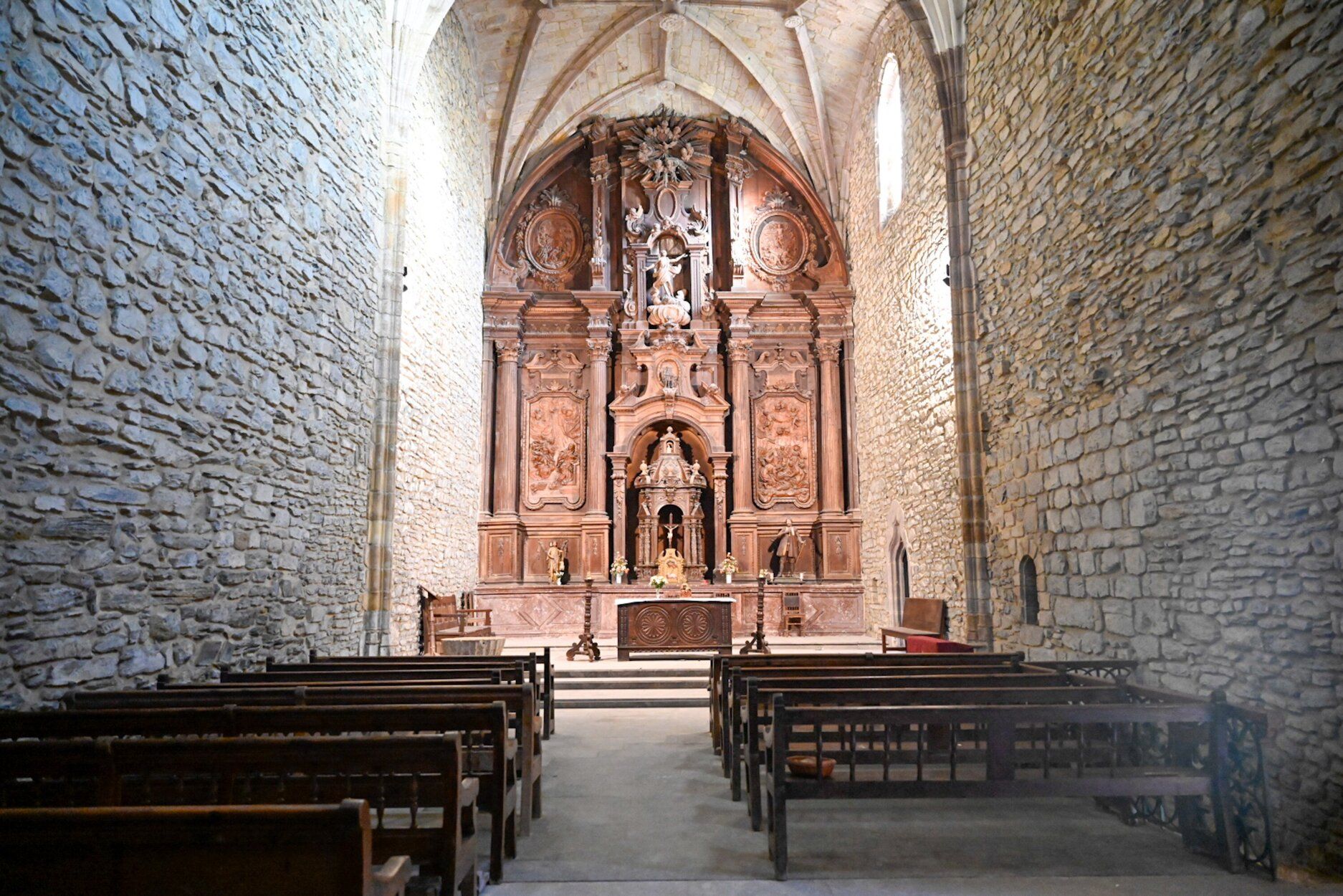 Interior de la iglesia San Salvador de Olazabal.