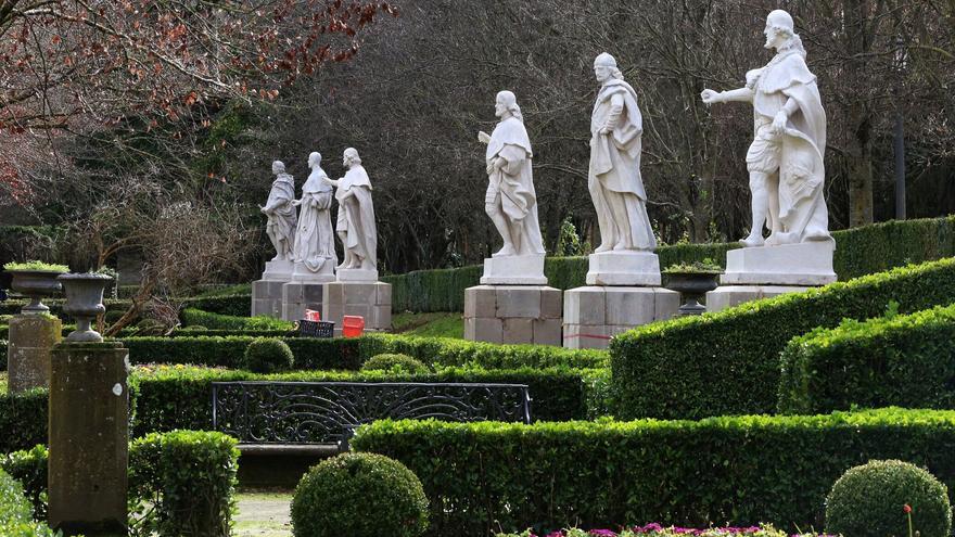 El parque histórico de Taconera acoge ya las seis estatuas restauradas de los reyes del paseo de Sarasate