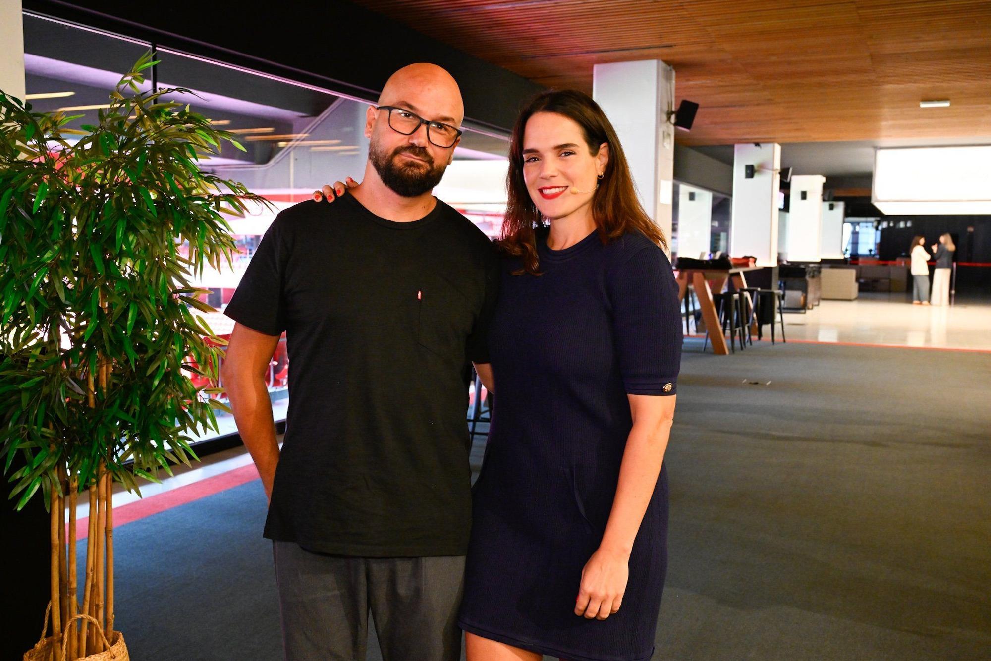 Los dos presentadores del acto: Galder Reguera y Cris García, minutos antes de que todo comenzase.
