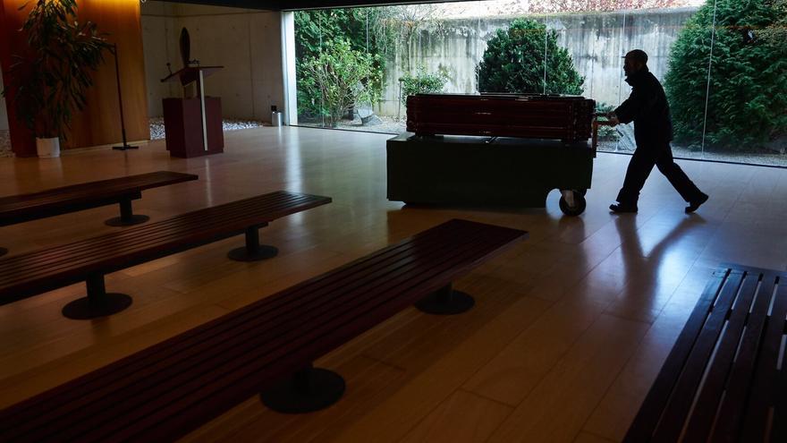 Ni cristal ni adornos de metal: Pamplona exigirá ataúdes ecológicos en las incineraciones