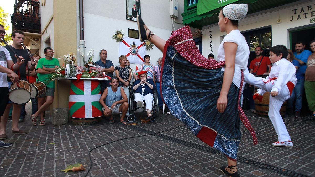 Acto de homenaje a Josu Zabala en 2016, el 40º aniversario de su asesinato en Hondarribia / Iker Azurmendi Acto de homenaje a Josu Zabala en 2016, el 40º aniversario de su asesinato en Hondarribia / Iker Azurmendi