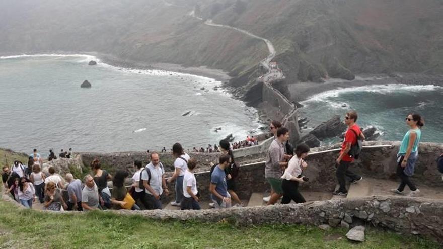Evacuado en helicóptero un varón indispuesto en San Juan de Gaztelugatxe