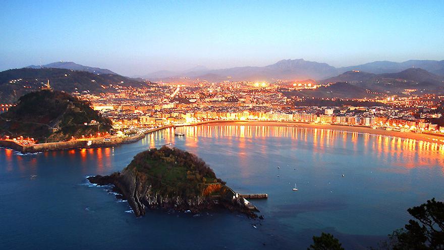 Se pone especial atención a la riqueza paisajística y gastronómica (Bahía de La Concha)
