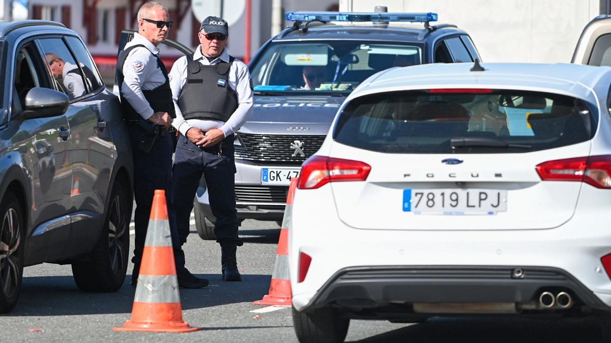 Policías franceses, en la muga con Irun