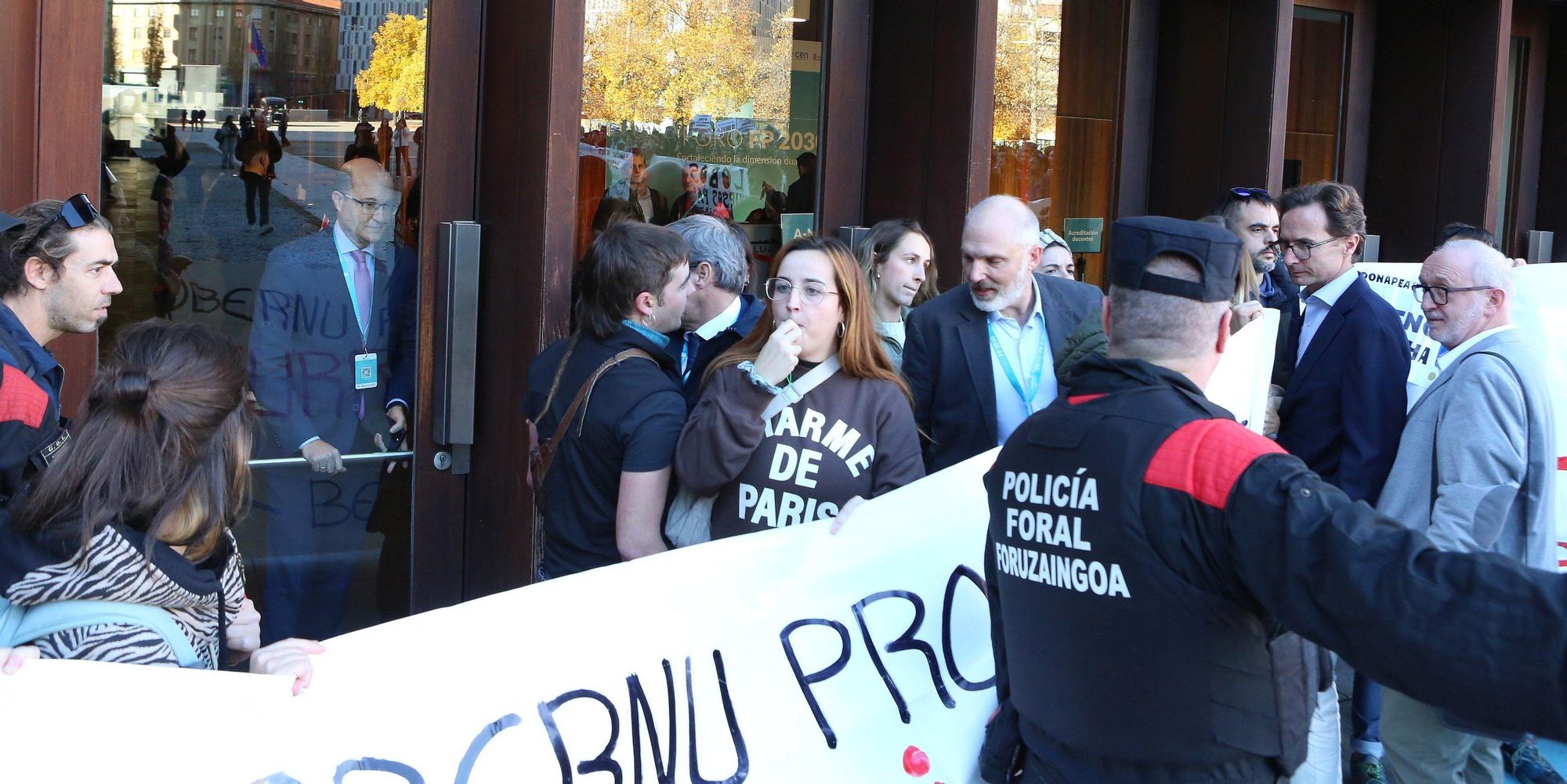 FOTOS | Momentos de tensión en la concentración de docentes de FP ante el Foro del Baluarte