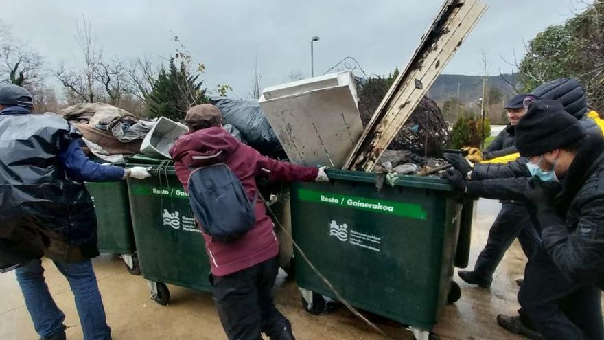 Auzolan ante el corte de agua y luz en Aranzadi: “No somos aliens, somos personas”