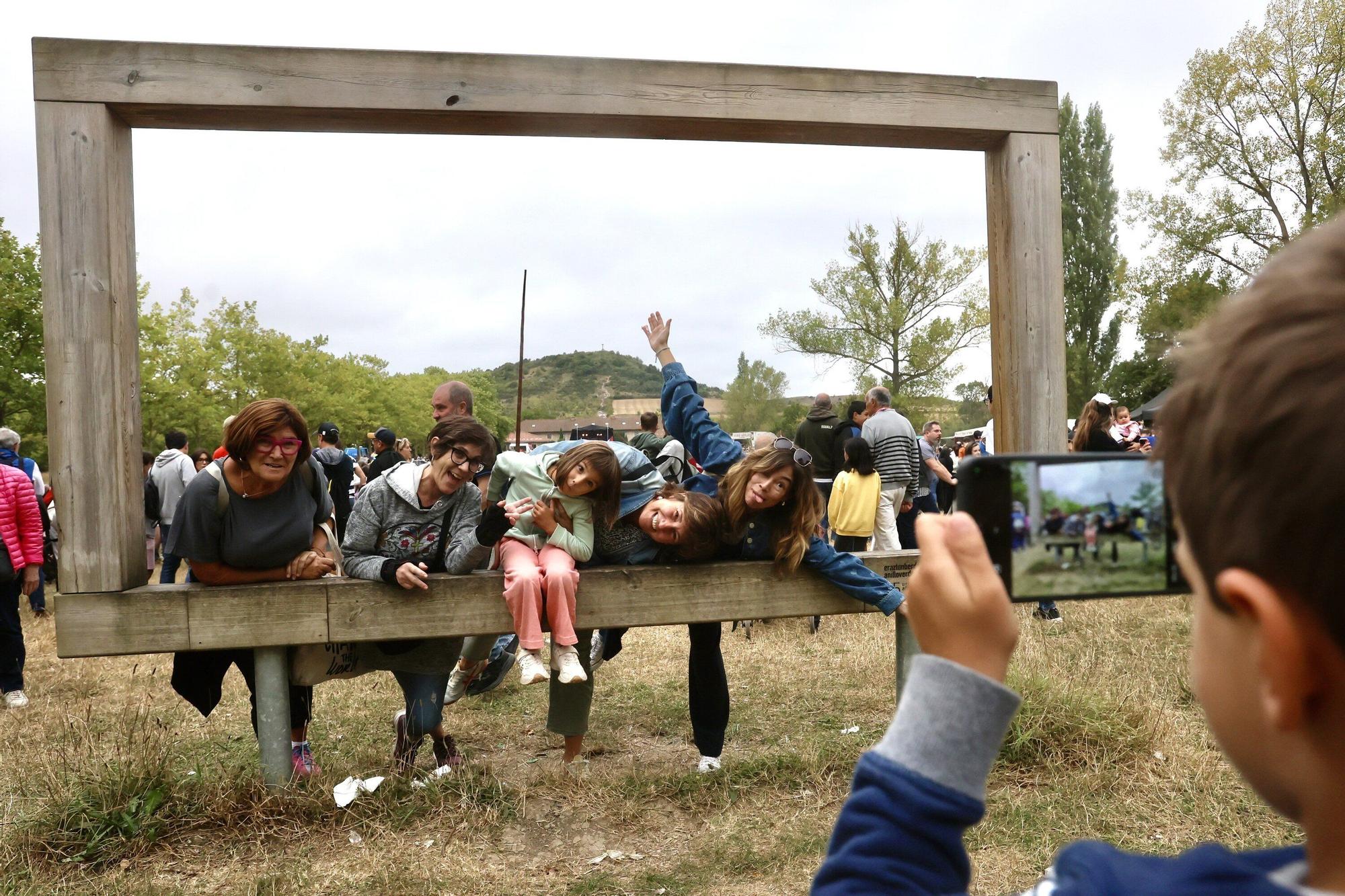 En imágenes: Las campas de Olarizu se llenan de fiesta