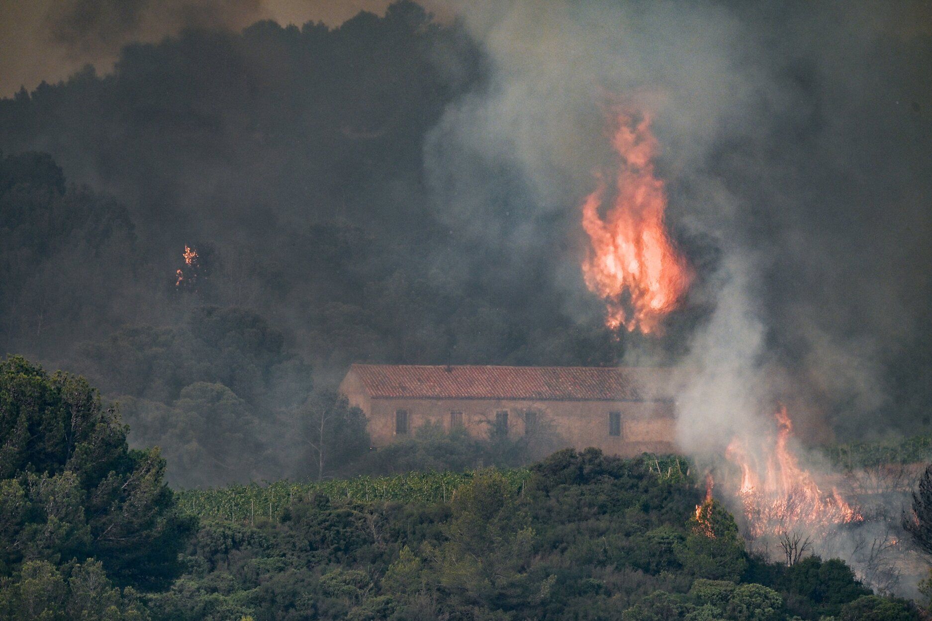 Francia lucha contra uno de los peores incendios en medio siglo