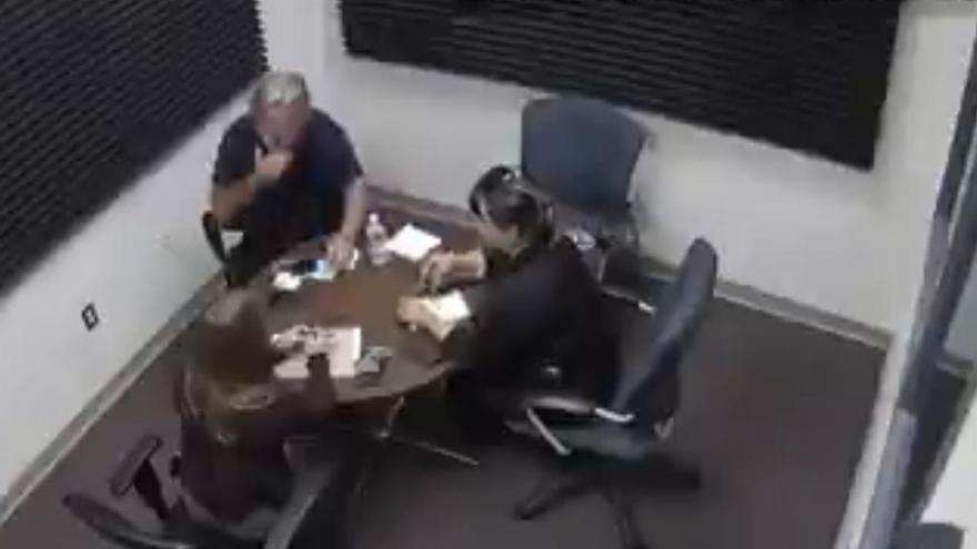 Se filtra el vídeo de cómo comunican a Alec Baldwin que ha matado a Hutchins