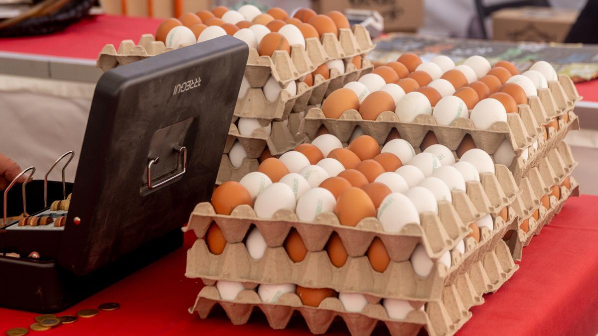 Huevos a la venta en un mercado
