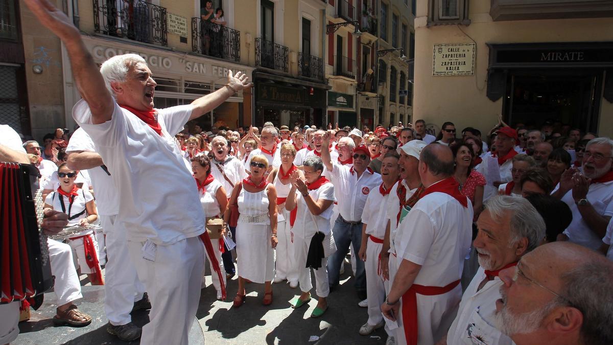 Sanferminetan kantari, el 12 a las 12.00 desde el mercado.