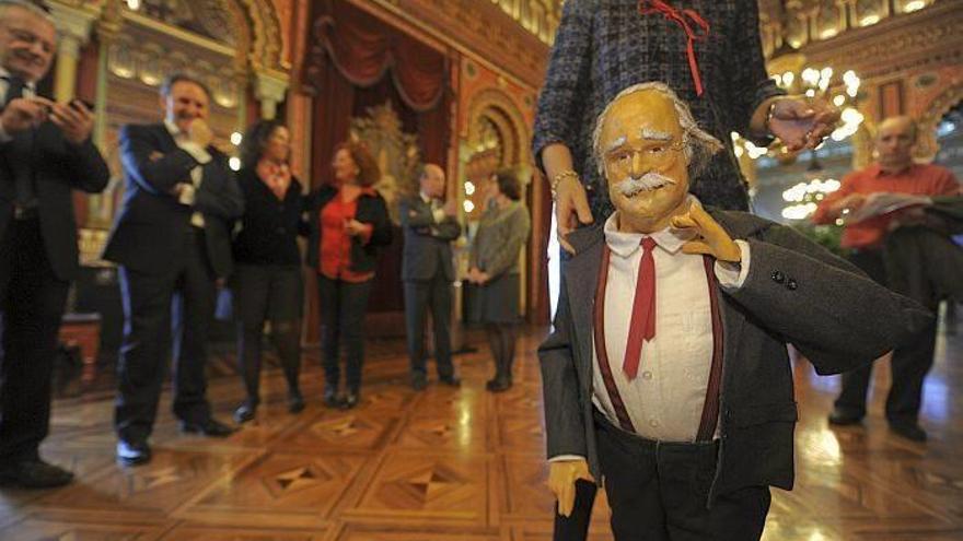 Tolosa entrega al ayuntamiento de Bilbao una figura de Iñaki Azkuna como homenaje