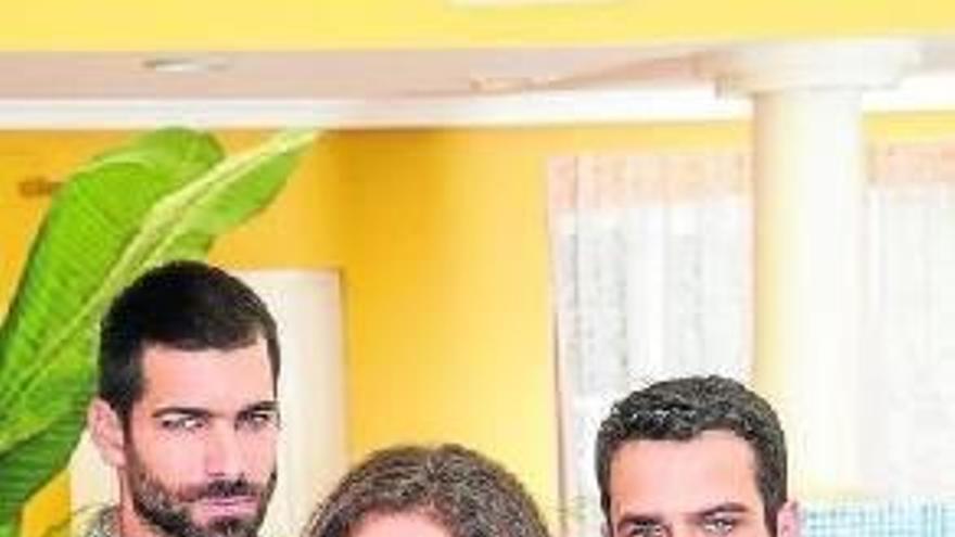 Paco es primo de Faruq (Rubén Cortada) y Fátima (Hiba Abouk).