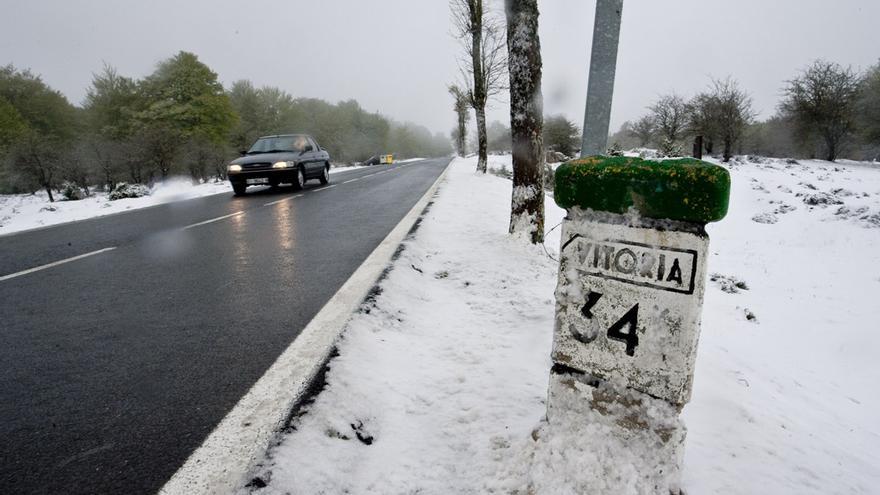 La nieve dificulta el tráfico en la red secundaria de Álava