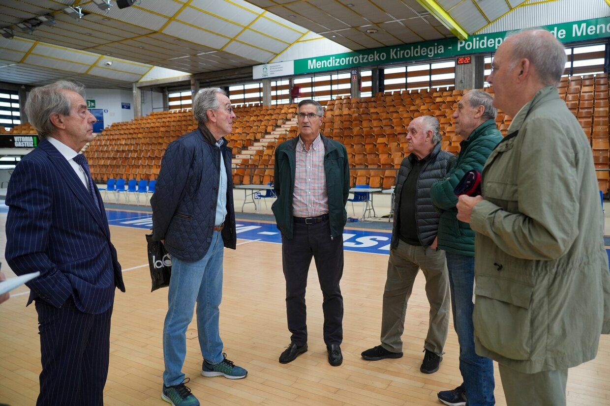 &#039;Pichu&#039; Ibáñez, Amado Ubis, Ramón Díaz de Argote, Juan Ortiz de Pinedo, &#039;Tacha&#039; Lázaro y José Antonio Argote conversan sobre el parqué de Mendizorroza