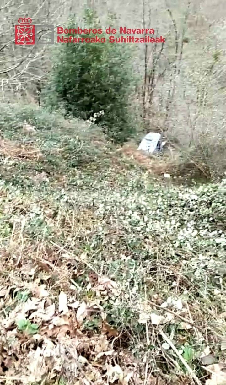 El vehículo, al final de la ladera.