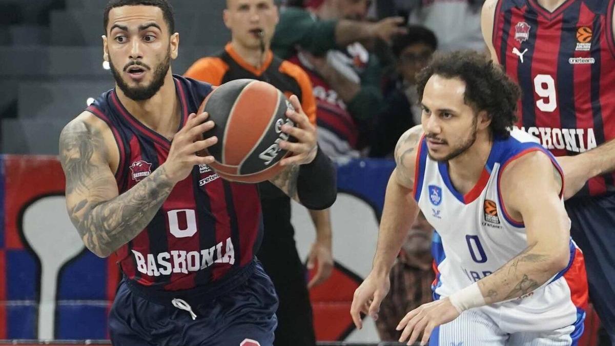 Howard comanda un contragolpe ante Larkin en un Baskonia-Efes