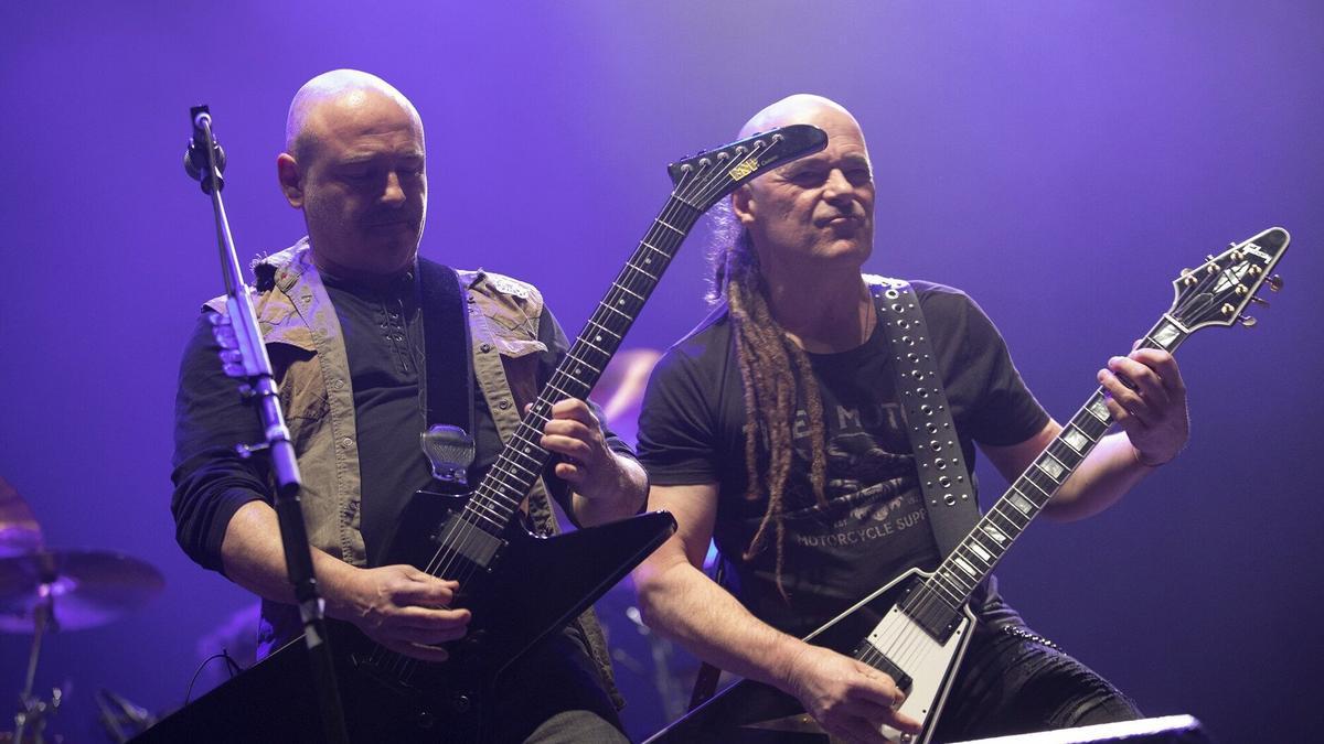 Aitor Gorosabel y Xabi Bastida, de Su ta Gar, tocando en un concierto.