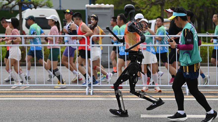 China reunirá a más de 300 robots en su próxima media maratón humanoide en Pekín