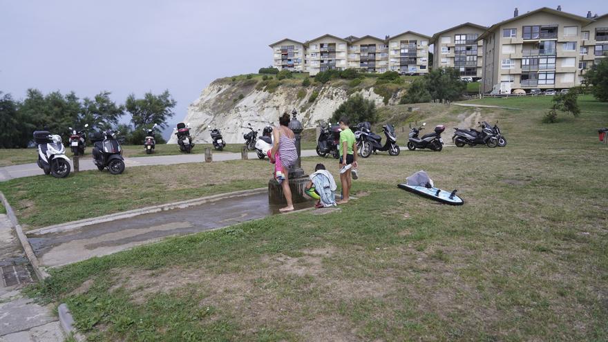 Denuncian suciedad y actos incívicos en los aledaños de la playa de Arriatera-Atxabiribil