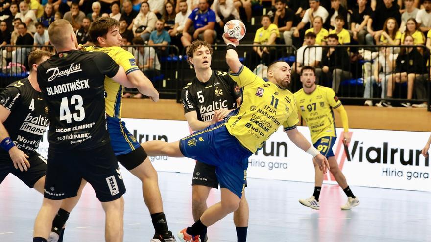 El Irudek Bidasoa Irun toca la gesta ante Flensburg con los dedos (32-33)