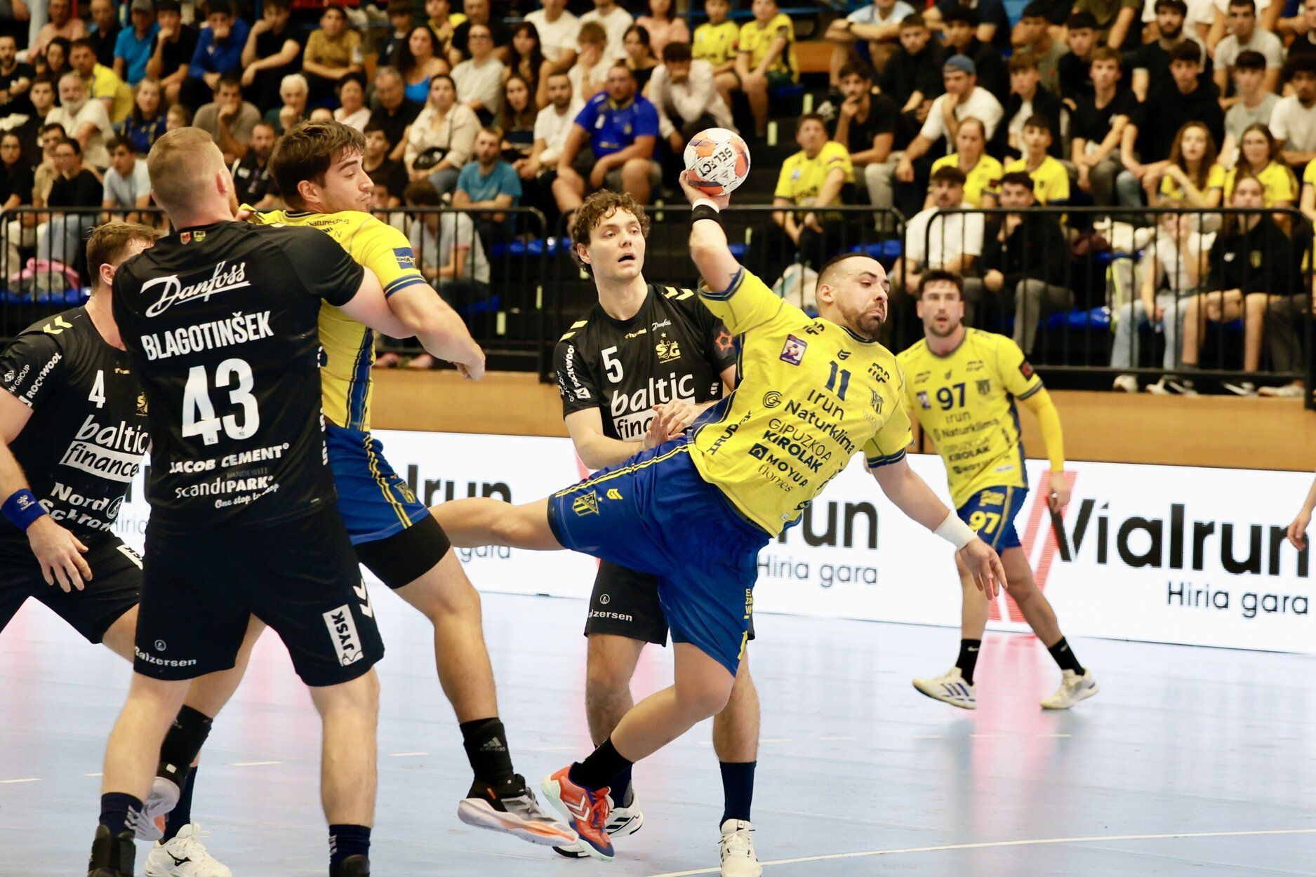 El jugador del Irudek Bidasoa Irun Esteban Salinas, en el partido ante el Flensburg alemán