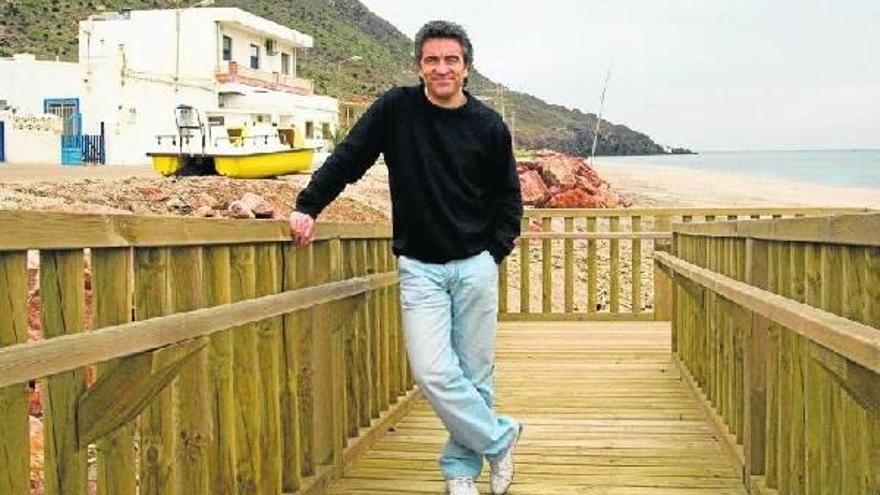 Juanma Lillo posa en La Fabriquilla, la pequeña localidad almeriense junto al Cabo de Gata donde ha fijado su residencia.