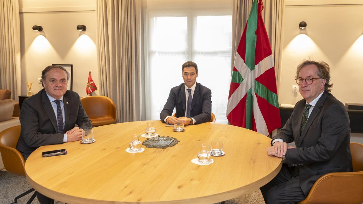 Reunión del lehendakari con el consejero delegado de Sapa, Jokin Aperribay, y el vicepresidente de la compañía, Ibon Aperribay.
