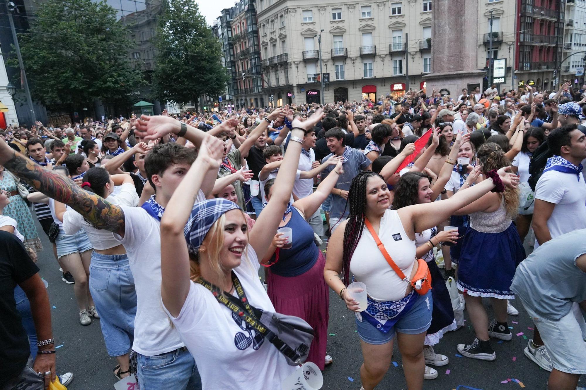 En imágenes: Una romería euskaldun con boas, falda y lentejuelas para abrir la fiesta con Akerbeltz