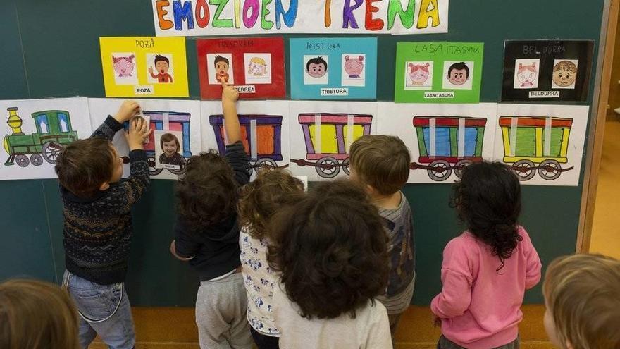 A la mesa han acudido como &quot;invitados protagonistas&quot; varios equipos directivos de centros .