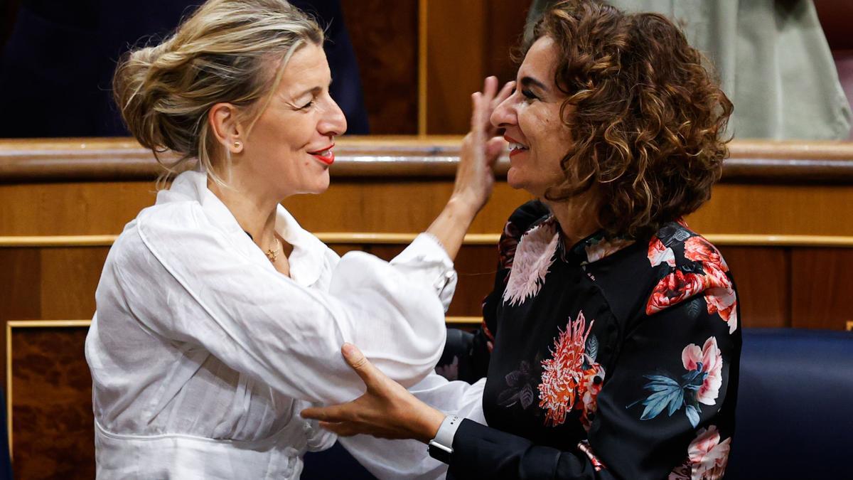 La vicepresidenta segunda, Yolanda Diaz, junto a la ministra de Hacienda, María Jesús Montero