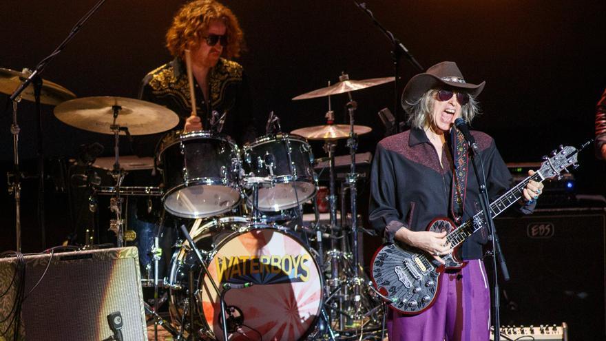 FOTOS | Vida, muerte y The Waterboys en el Baluarte