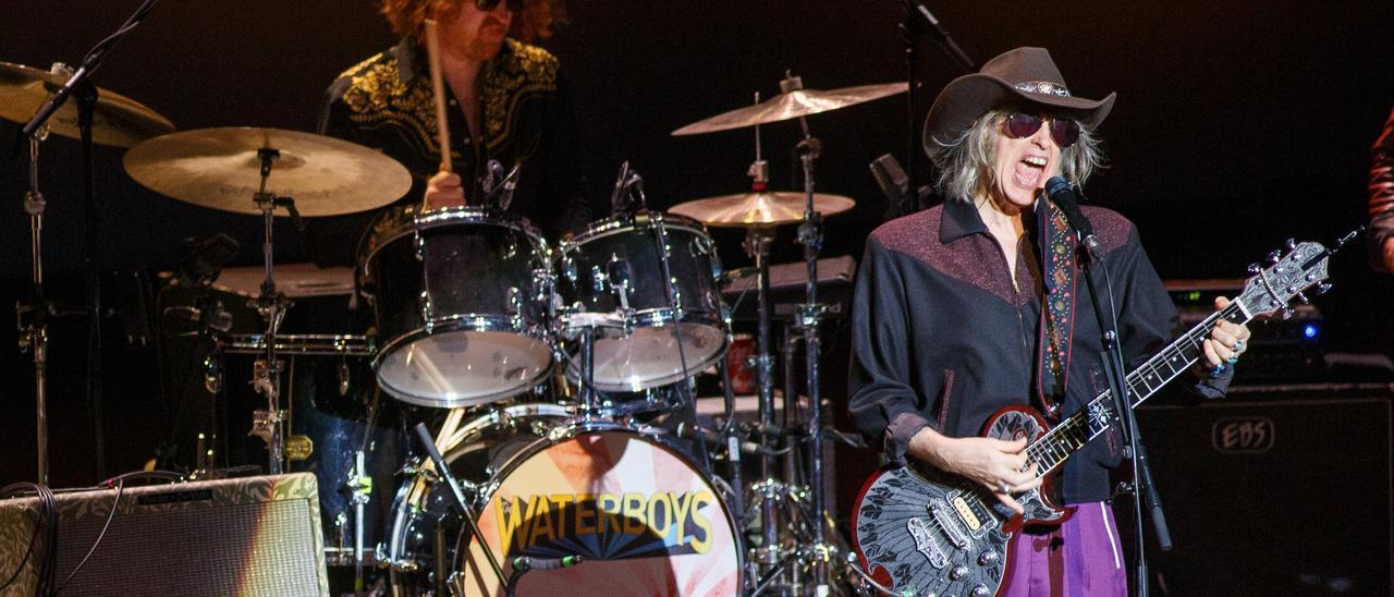 FOTOS | Vida, muerte y The Waterboys en el Baluarte