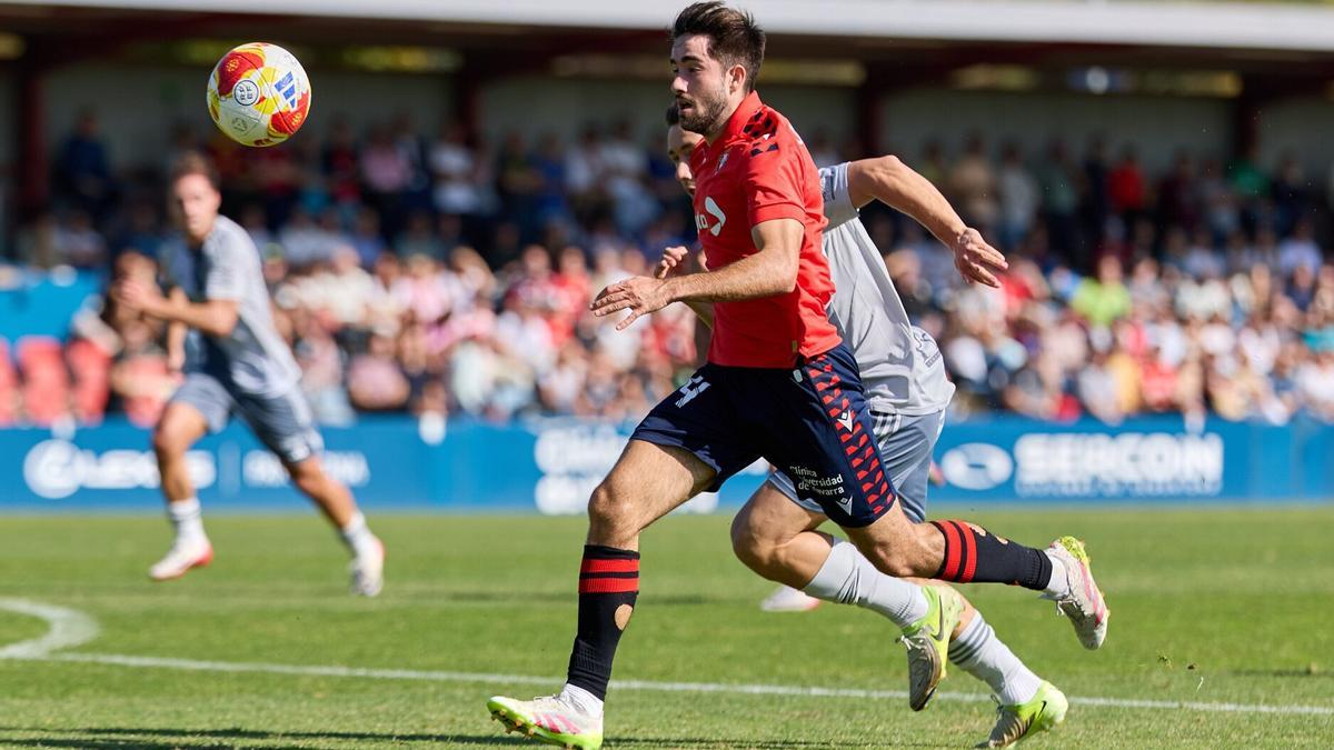 Jon García corre hacia el balón en el partido contra el Racing Ferrol. Jon García corre hacia el balón en el partido contra el Racing Ferrol.