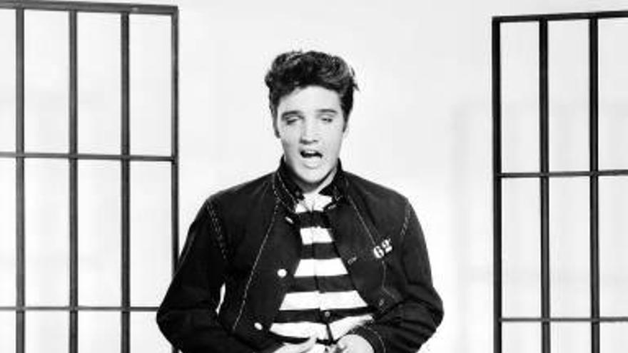 Salen a subasta un Cadillac, una guitarra y un carnet de Elvis Presley