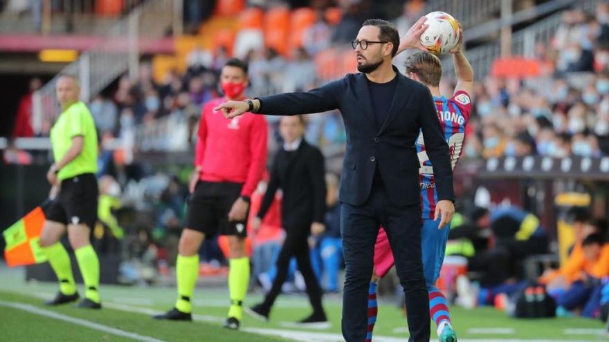 José Bordalás da instrucciones a sus jugadores en la visita del Barcelona