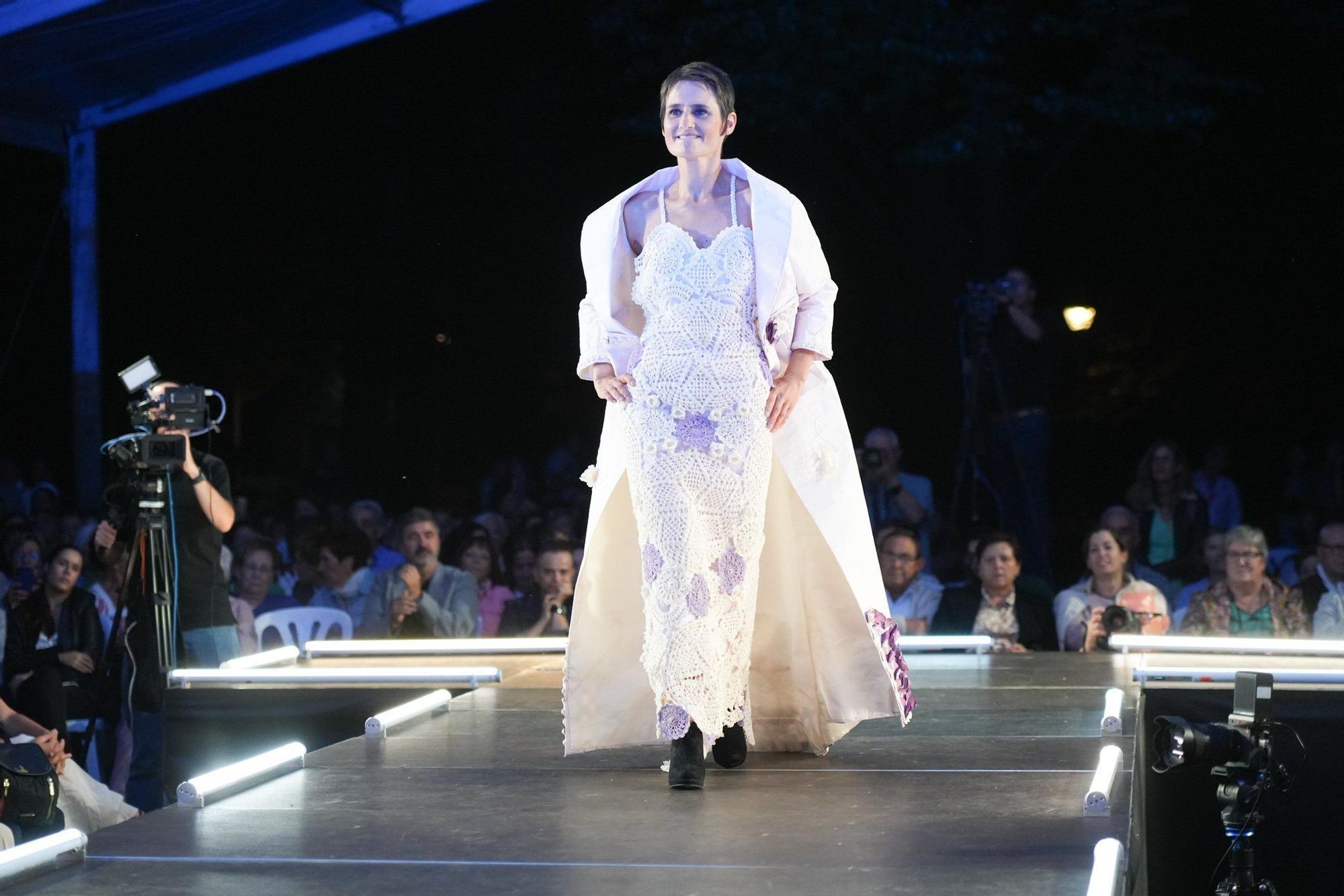 En imágenes: así ha sido el desfile de Vestidos de Papel de Güeñes