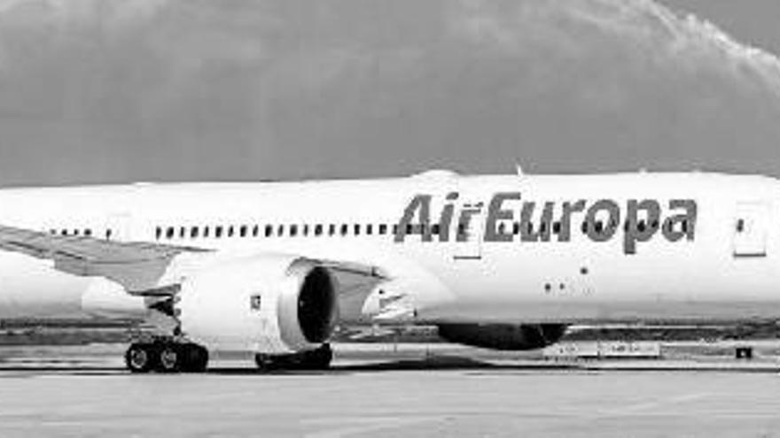 Una aeronave modelo Boeing 787-900 Dreamliner de la compañia AirEuropa.