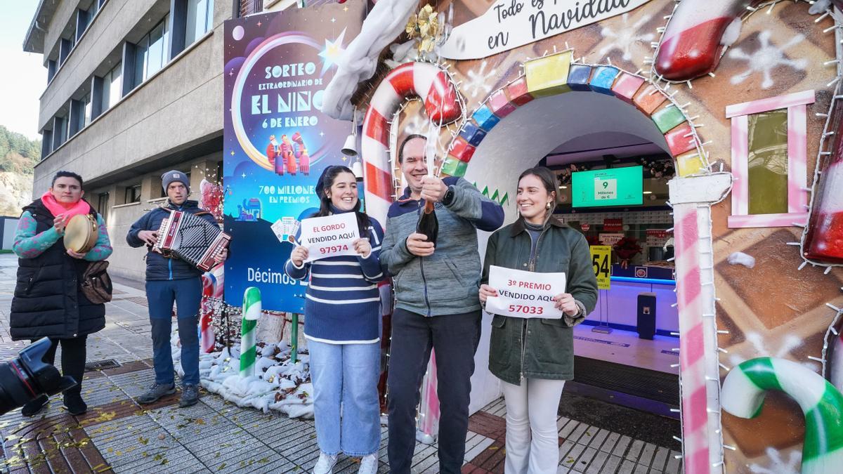 La Casa de Resa, la administración e lotería nº2 de la calle Zumalakarregui de Llodio, celebrando un premio en la lotería de El Niño de 2024
